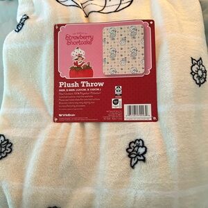 Strawberry Shortcake Floral Plush Throw - Cream and Black